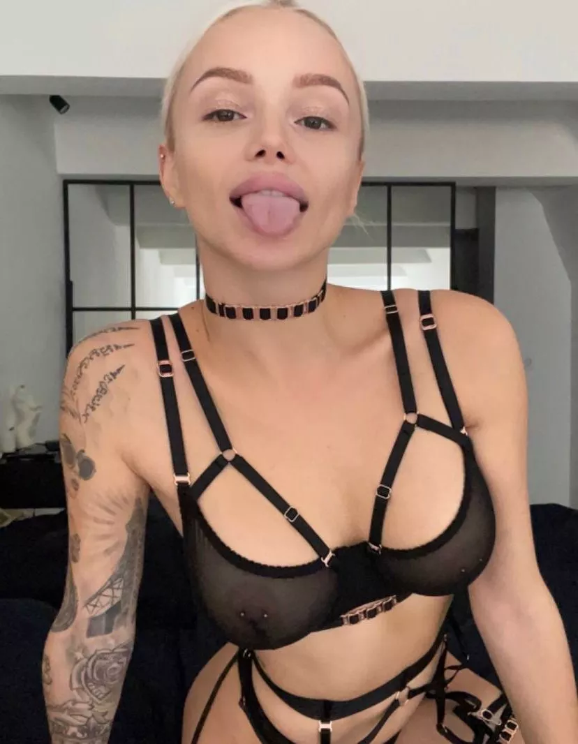 Make me scream like the naughty little slut I am posted by EasilyWiggly