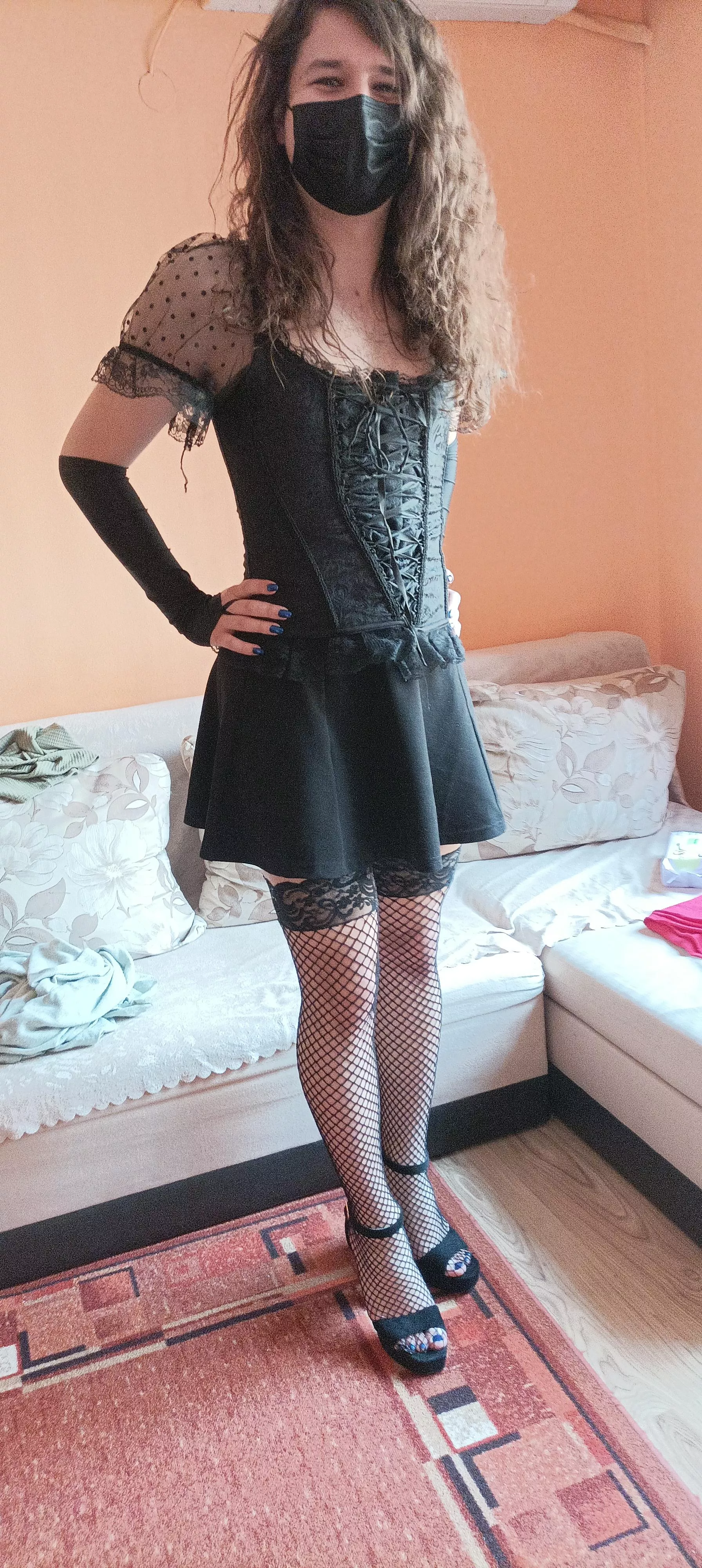 Managed to fix up my corset zipper, so I took some pics! Still can't pose though 😅 posted by poisonsnake12