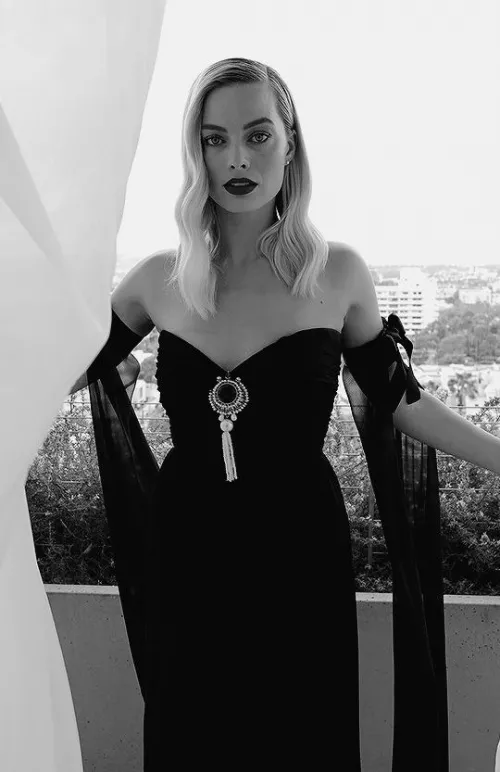 Margot Robbie in B&W by rockyfortis