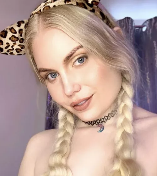 May I get head pats? by ittybityprettykitty