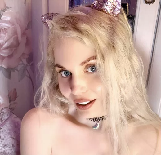 May I get head pats ? by ittybityprettykitty