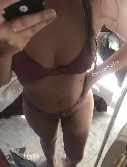 Maybe I should take my clothes off and start posting nude pics 👚🚫 by emmablondew