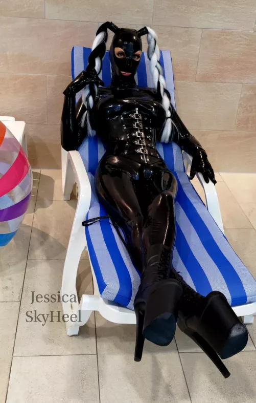 Me in full rubber relaxing by Jessi2021