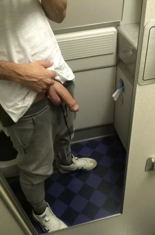 Meet me in the bathroom ✈️ by toffs25