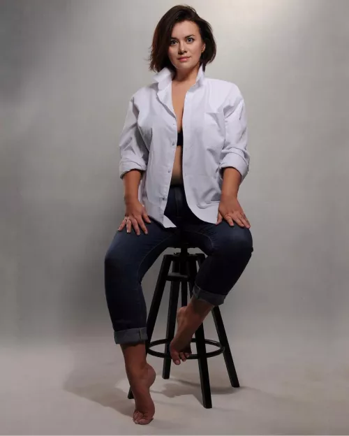 Mens shirt and bare feet are always sexy 😉 by Natalie_plussize