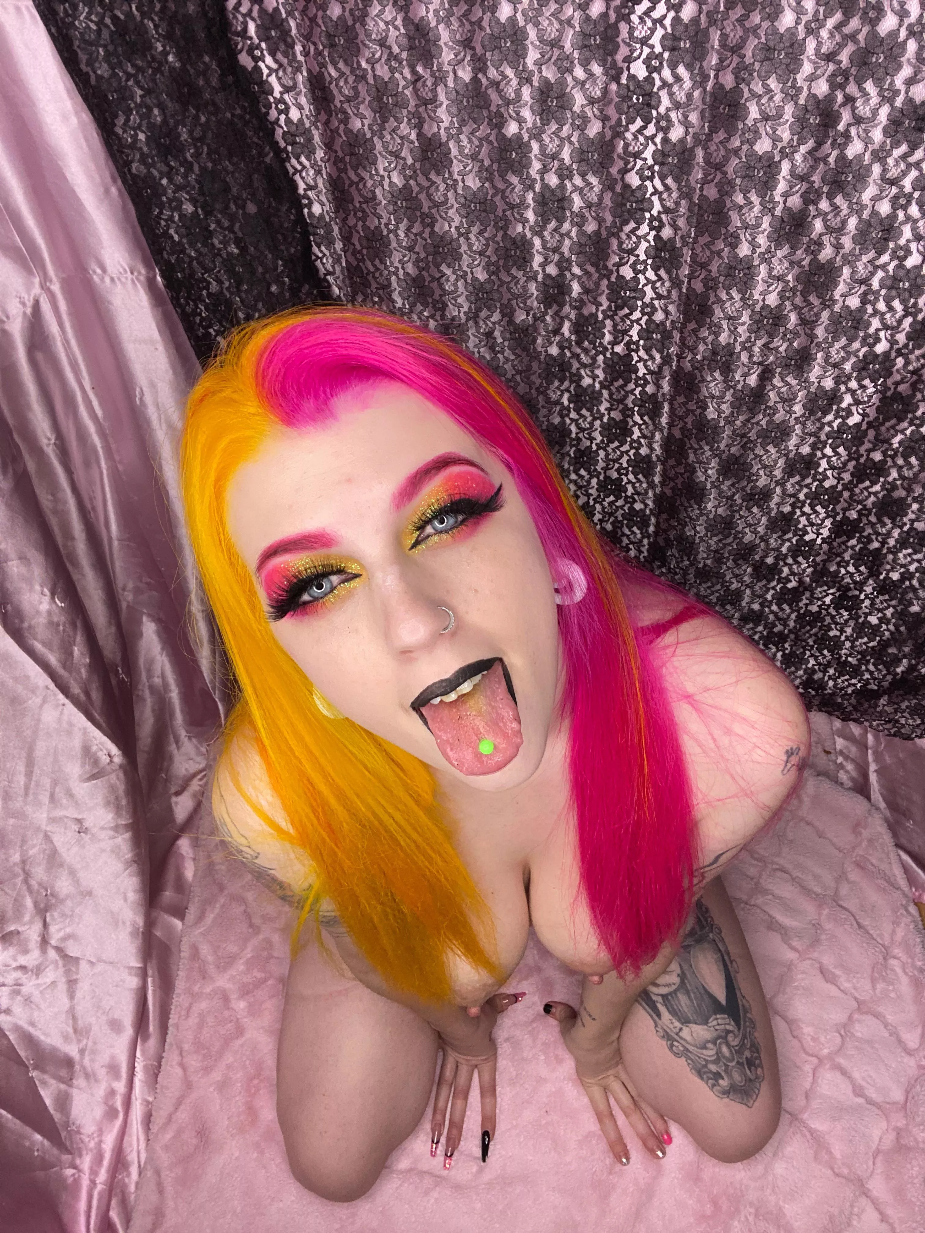 Mess up my makeup with your cum please 🥺 posted by RoxxiDiamond