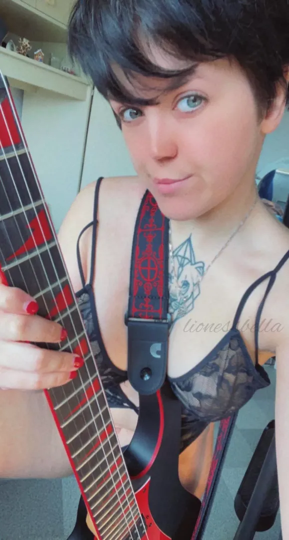 Messy hair and heavy music posted by lionessnelly