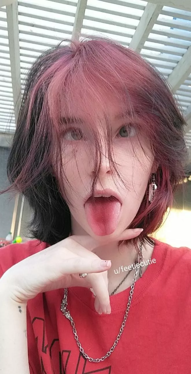 Messy hair day ~ posted by feetiecutie