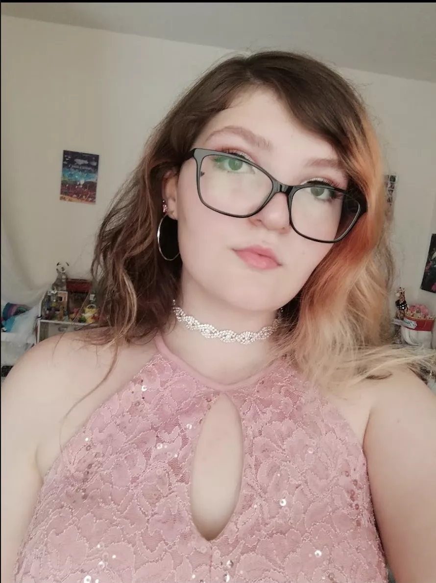 [MF4M] F(20) Looking for a black bull to slay my nerdy white pussy and steal me from my white king and make me your queen posted by D3M0N1C_H4TR3D