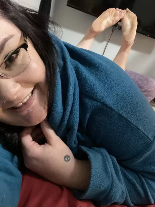 Midday tootsies. by Miss_Riley