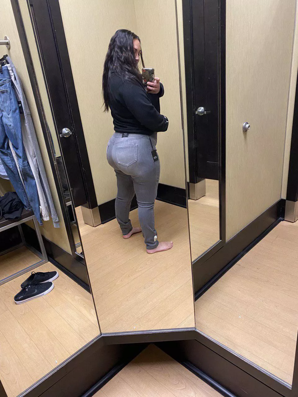 MILF booty in jeans posted by bigbootynat