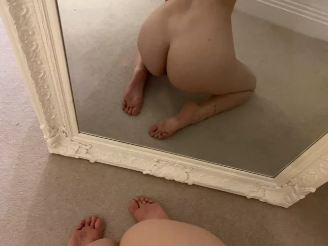 Mirror mirror… lick my feet by thepinkperla