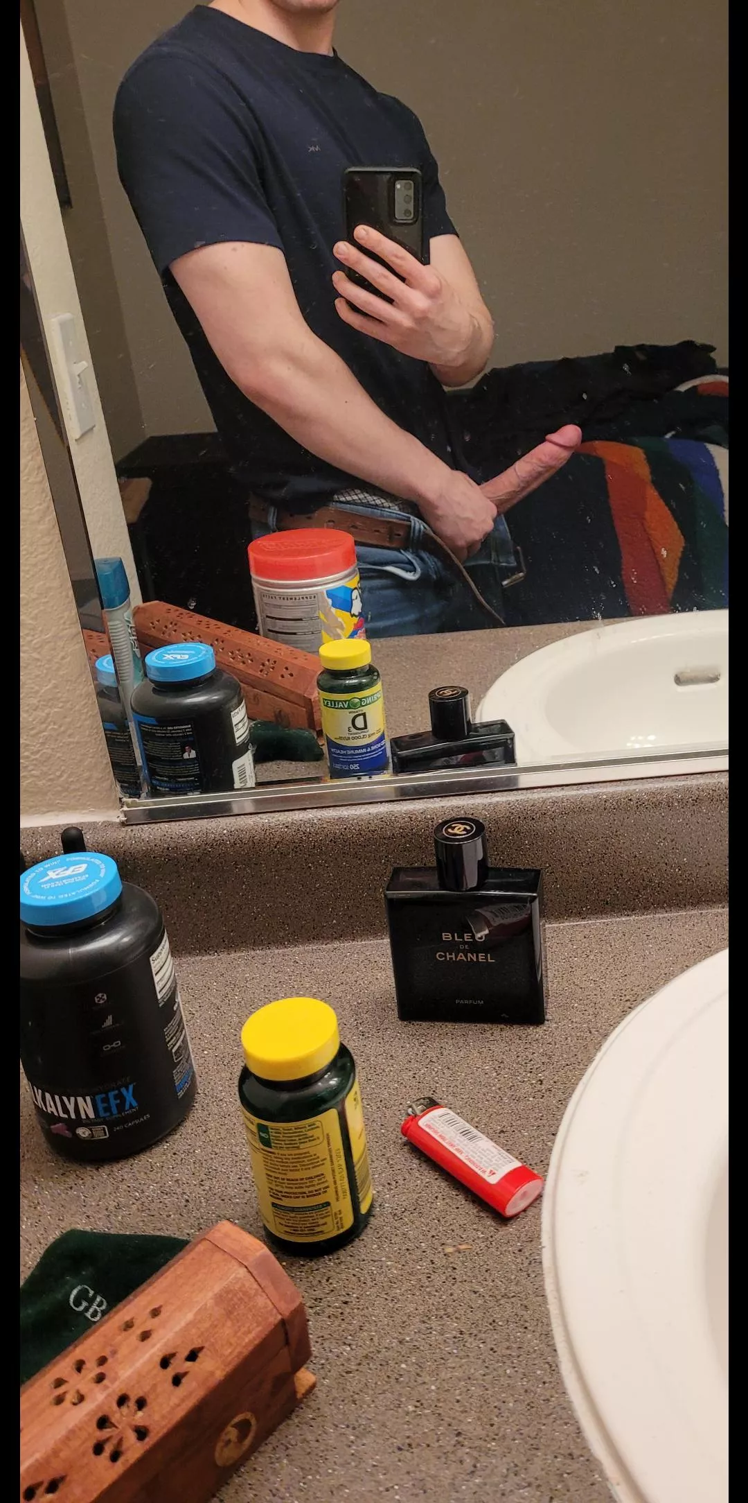 mirror selfie posted by Icy_Inspector_5671