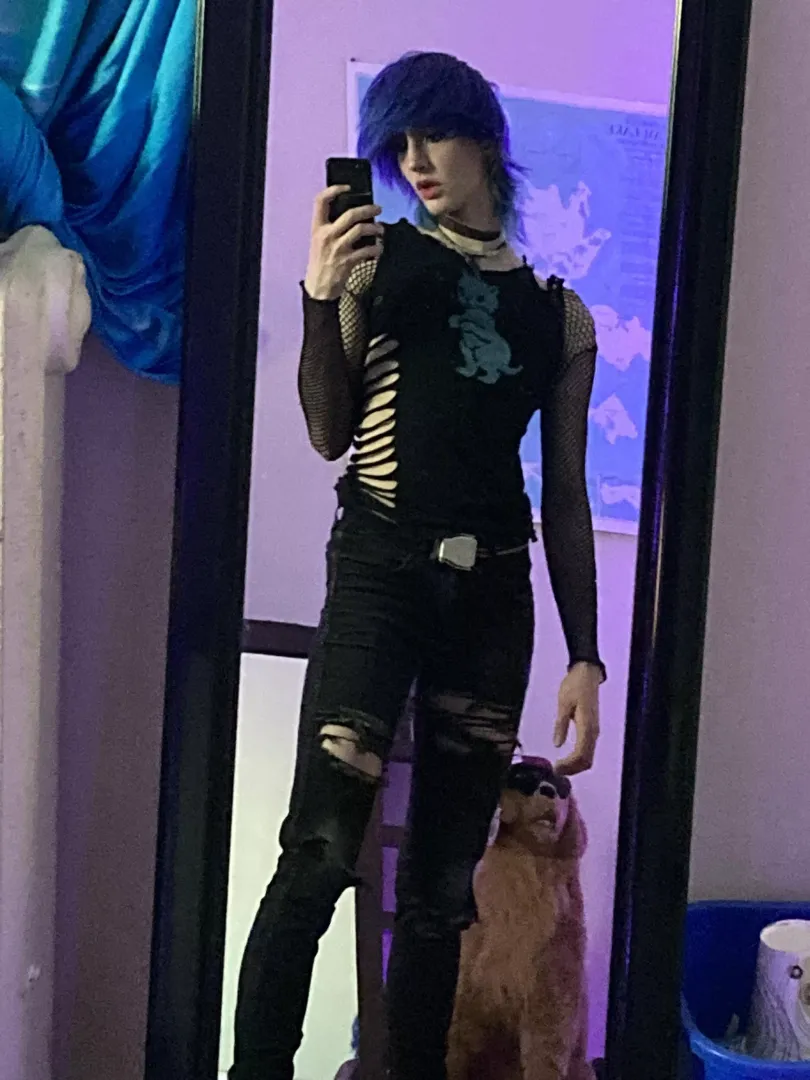 Miss early 2000s alt fashion omg… this is the kind of femboy I’m tryna be posted by qtblueboy