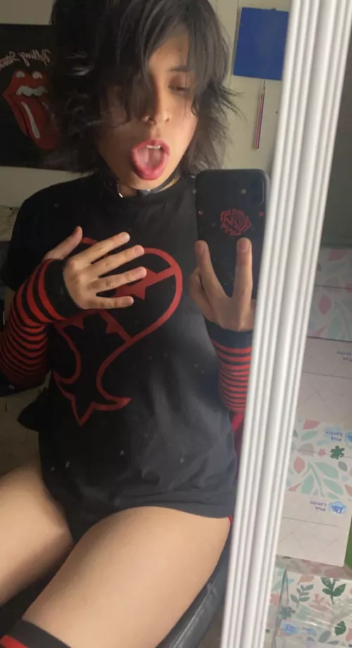 Mmm sit me up on your lap and let’s make out 💋 by Efficient_Shine_2126