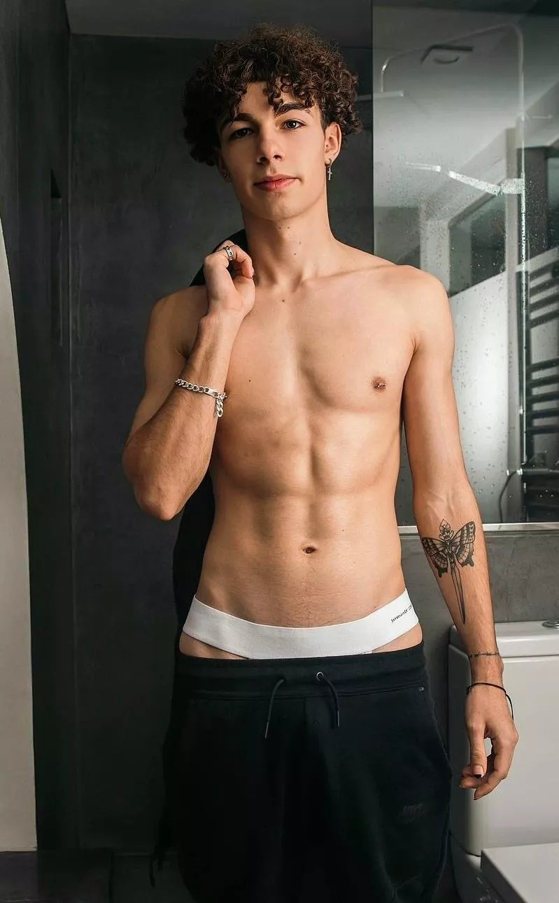 Model: Rauul...pic posted with permission from the photographer 📸 Jordan Ferreira posted by JaguarAccomplished15