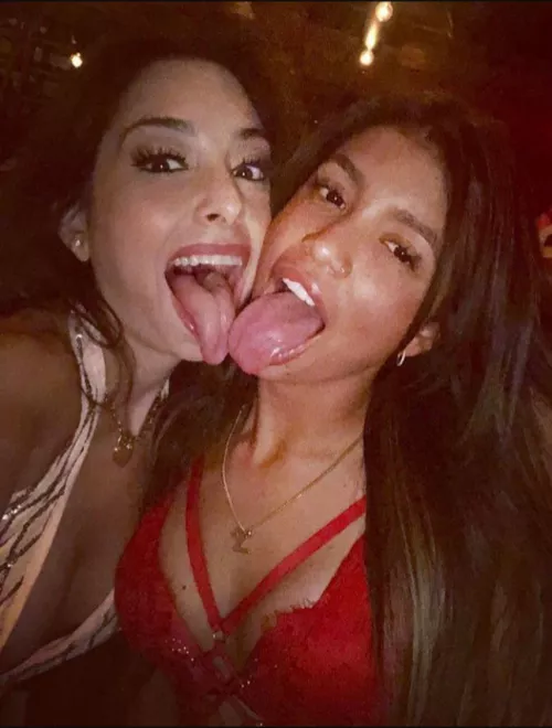 Moist tongues by Chaturbater1