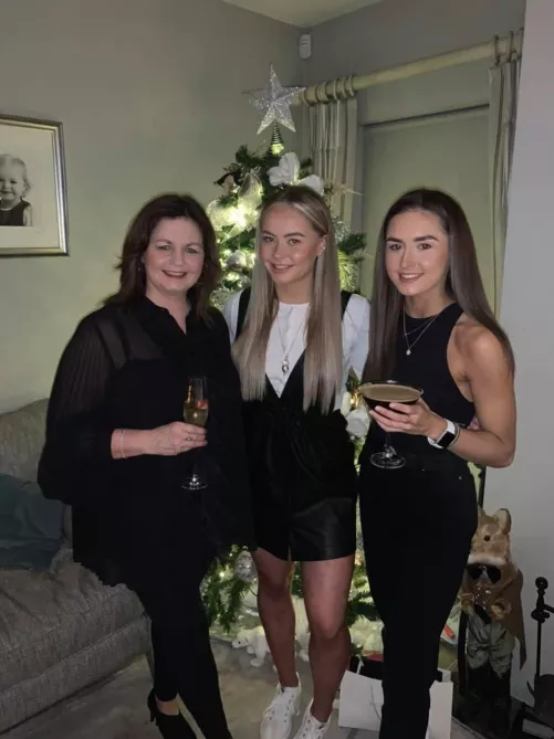 Mom and two daughters by Maleficent-Ask-3448