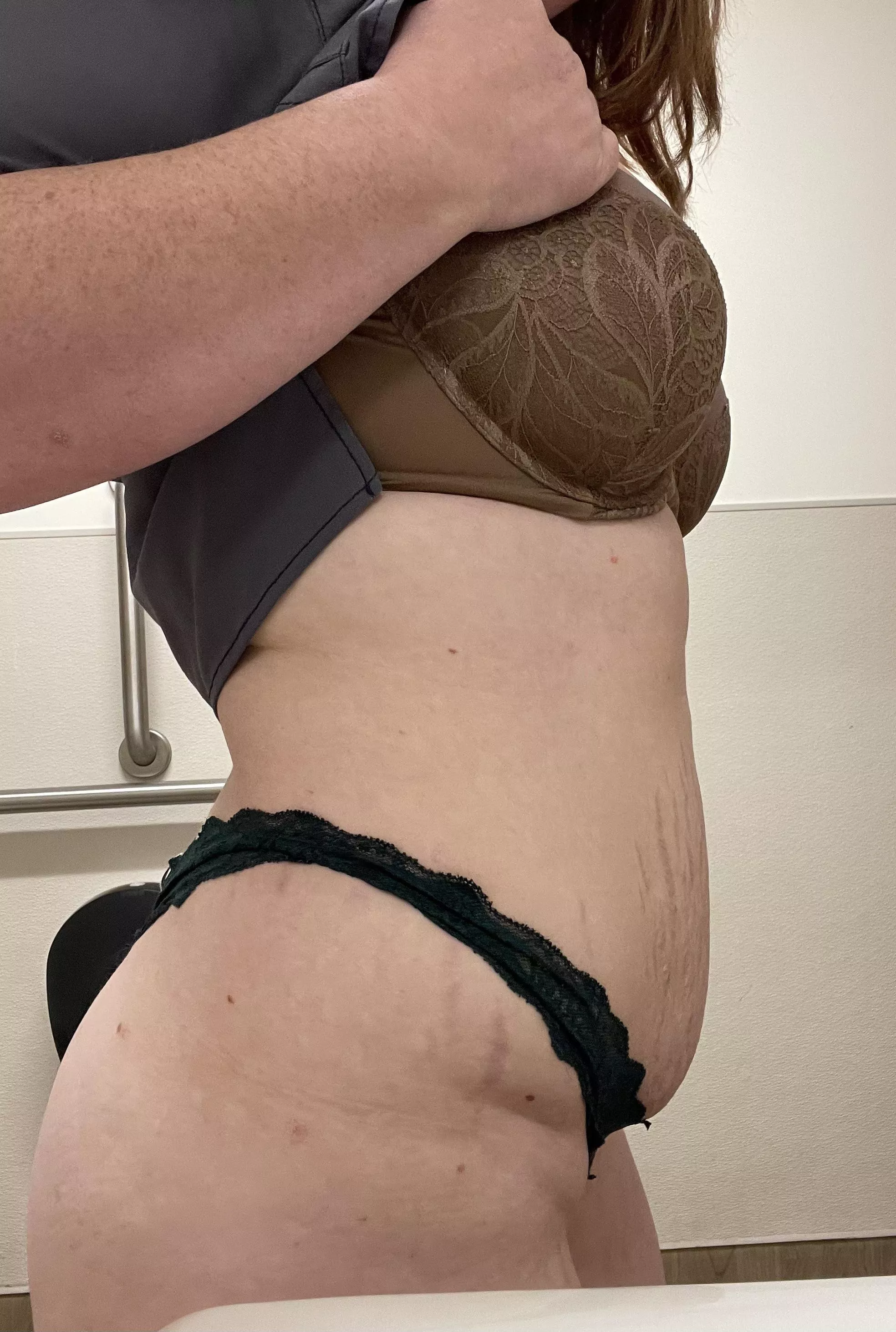 Mom bod in scrubs!😋 posted by sunflowerredd