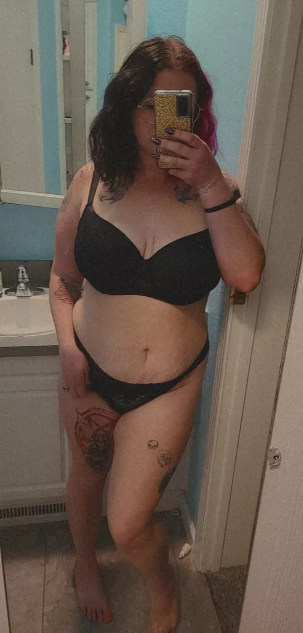 Mom bods unite🥺👉🏻👈🏻 posted by yourspicykitten