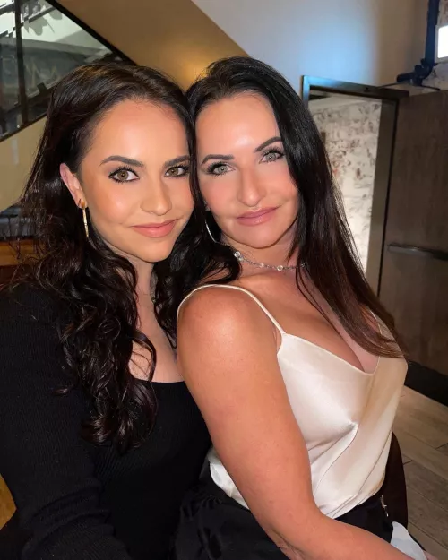 Mom looks like the hot older sister by xWoWUsx