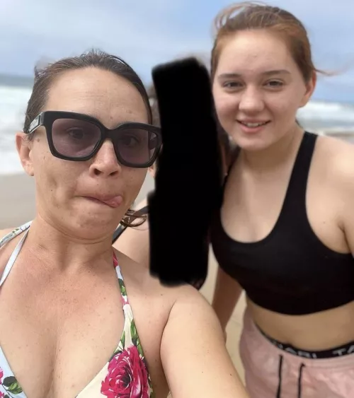 Mom or daughter? Both are thicc af if this post gets 25 likes I’ll post there asses by daonebyby2