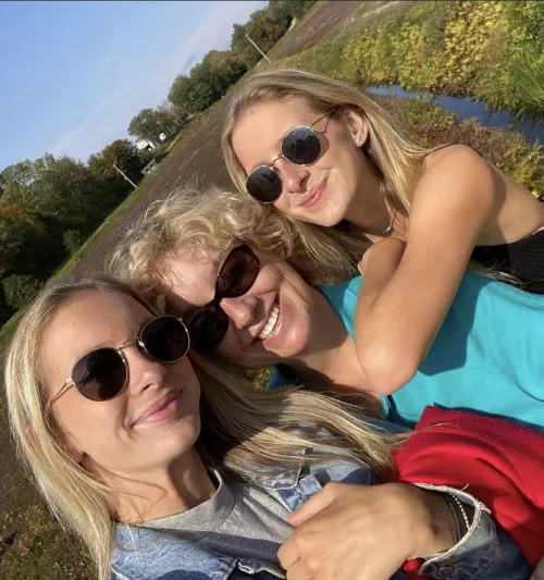 Mom or her twins? by bibayabs