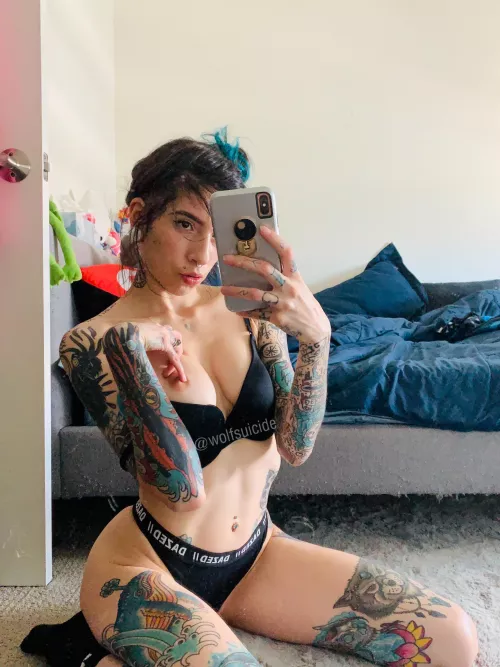 Mood: dirtier than my mirror by indigo_wolfiewolf