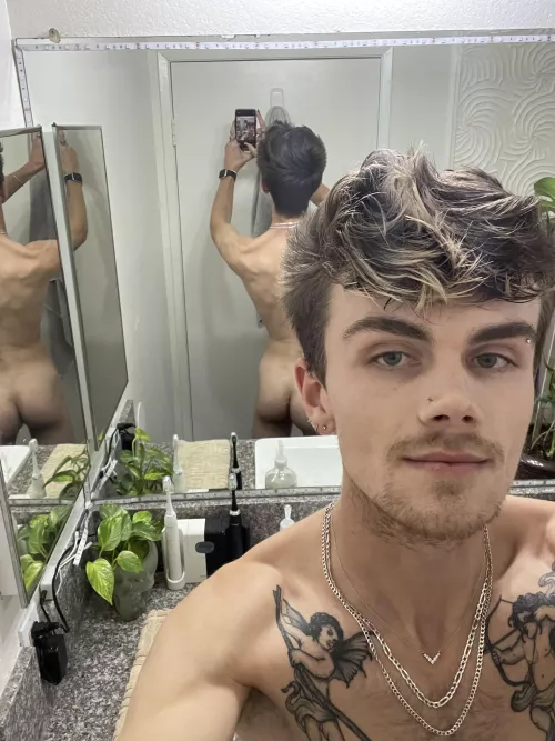 More butts the better 🍑 by aceheartbreak