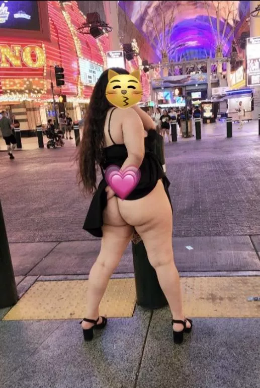 More [f]rom our Vegas date night💗 Daddy made sure to show me off as much as possible🤗 It’s so fun being caught, and to then share with our fellow horndogs🤭 More to come!-C🥵 posted by CarmenVlad