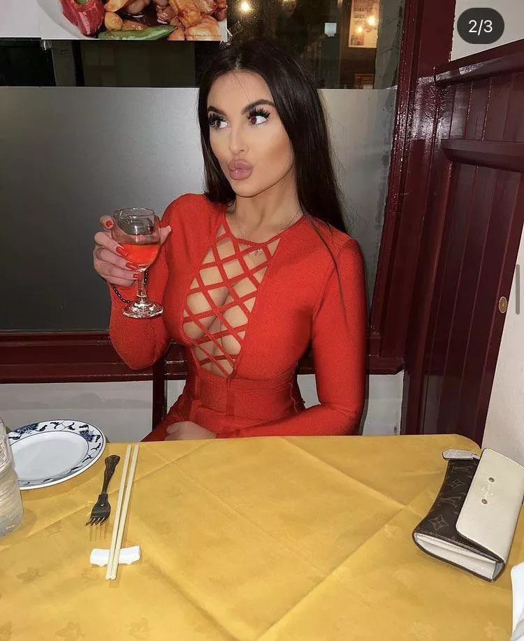 More of Charlotte’s dress working hard to hold her in posted by Personal-Morning-320