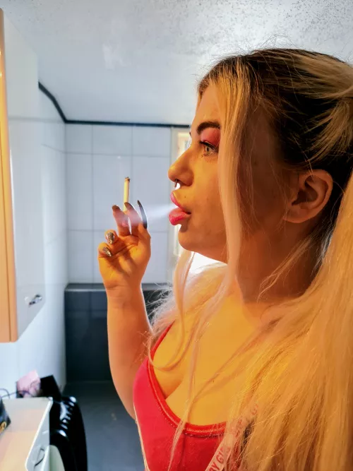 Morning Routine 🚬💋 by MariellaSun
