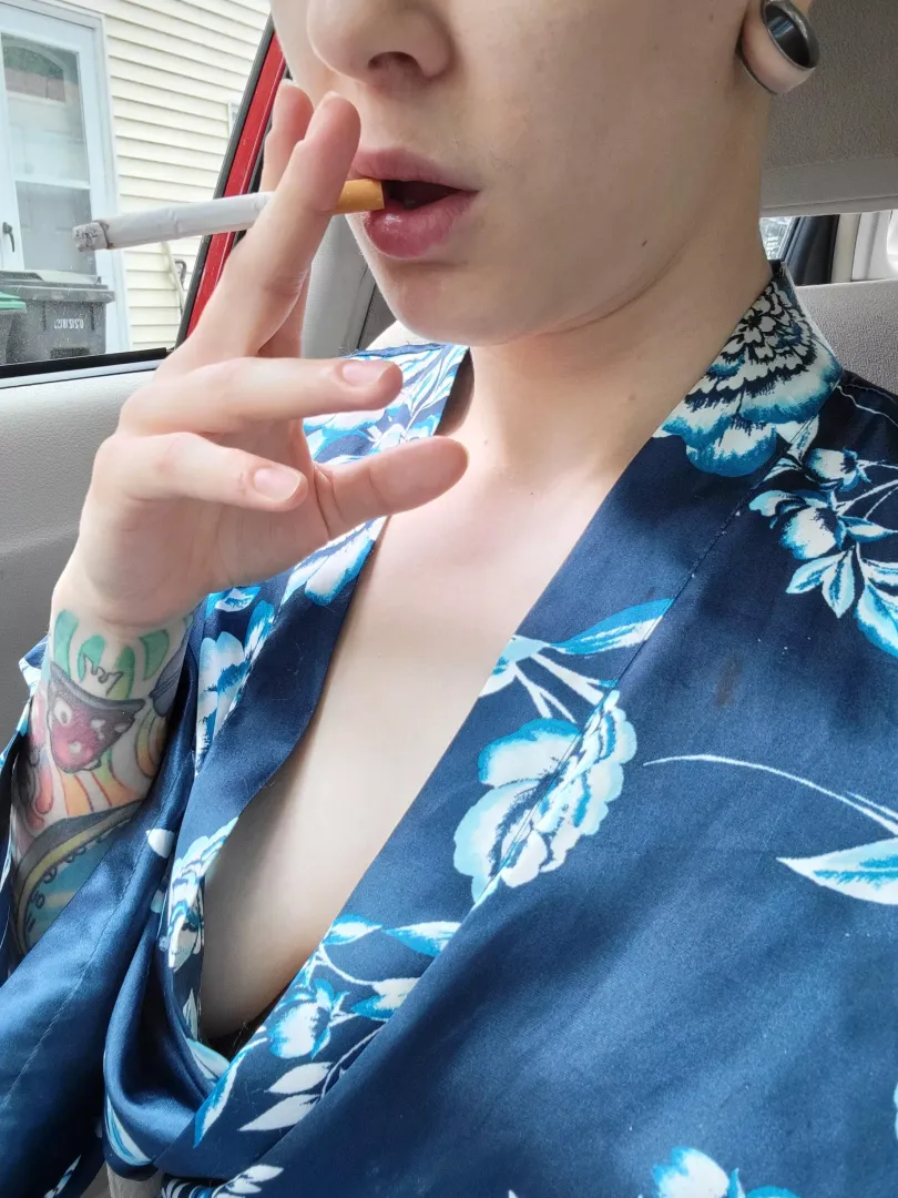 morning smokes 😘 posted by Kinkylittlehippy