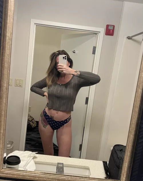 Most of my pics are mirror selfies👋🏻 by CaliCpl94