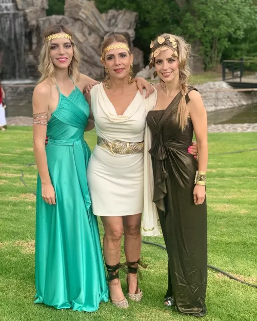 mother (center) OR daughters (left and right)?? by siimple_code