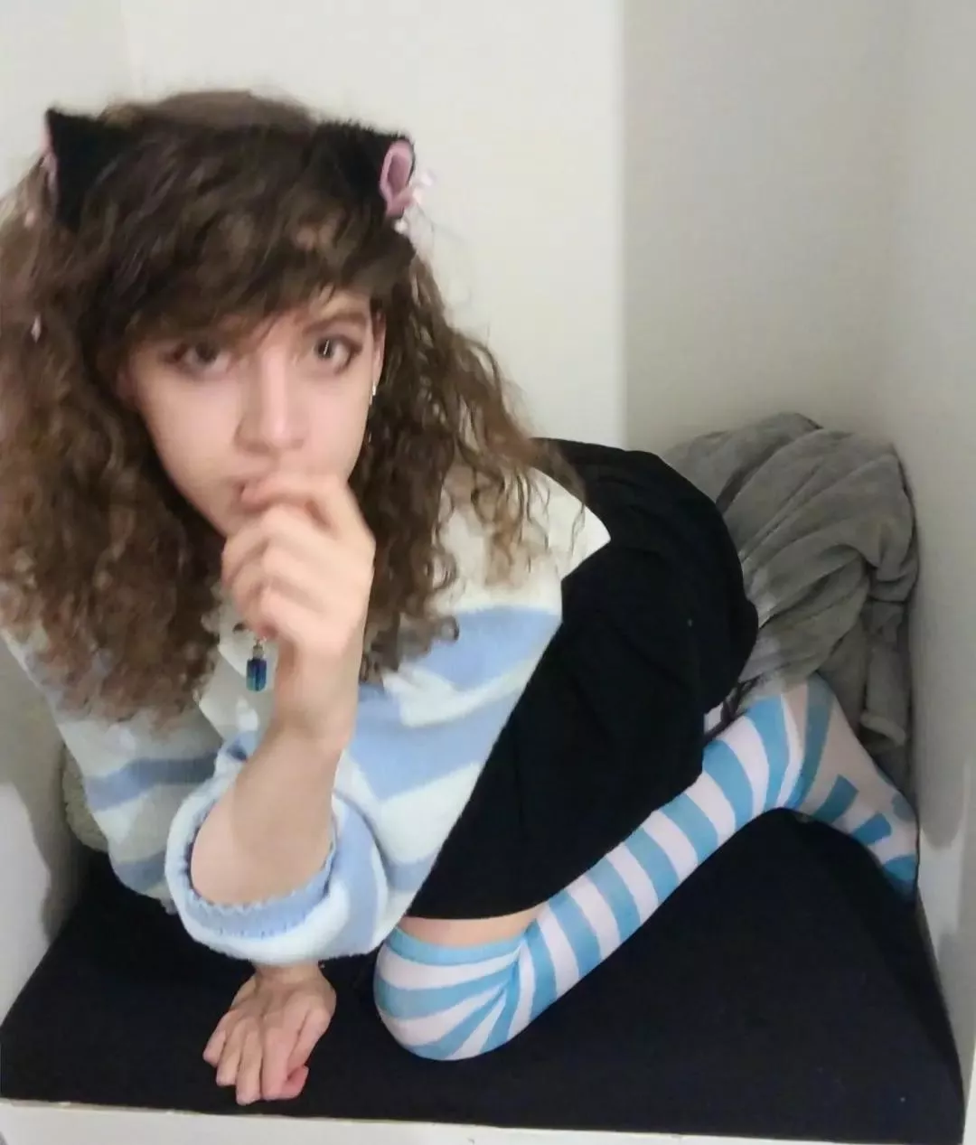 must peek over at the people eating to be fed!! 🐾 posted by sammy0panda