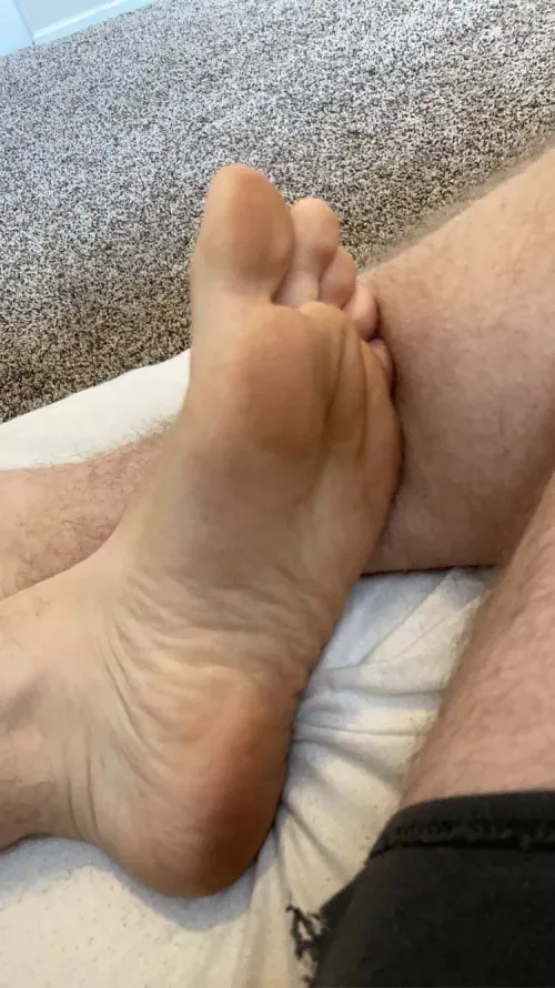 My arches seem to be the most popular request in my DMs. I’ve been told I have high arches for a guy. Here ya go, footboys ;)❤️ by solesofwonder