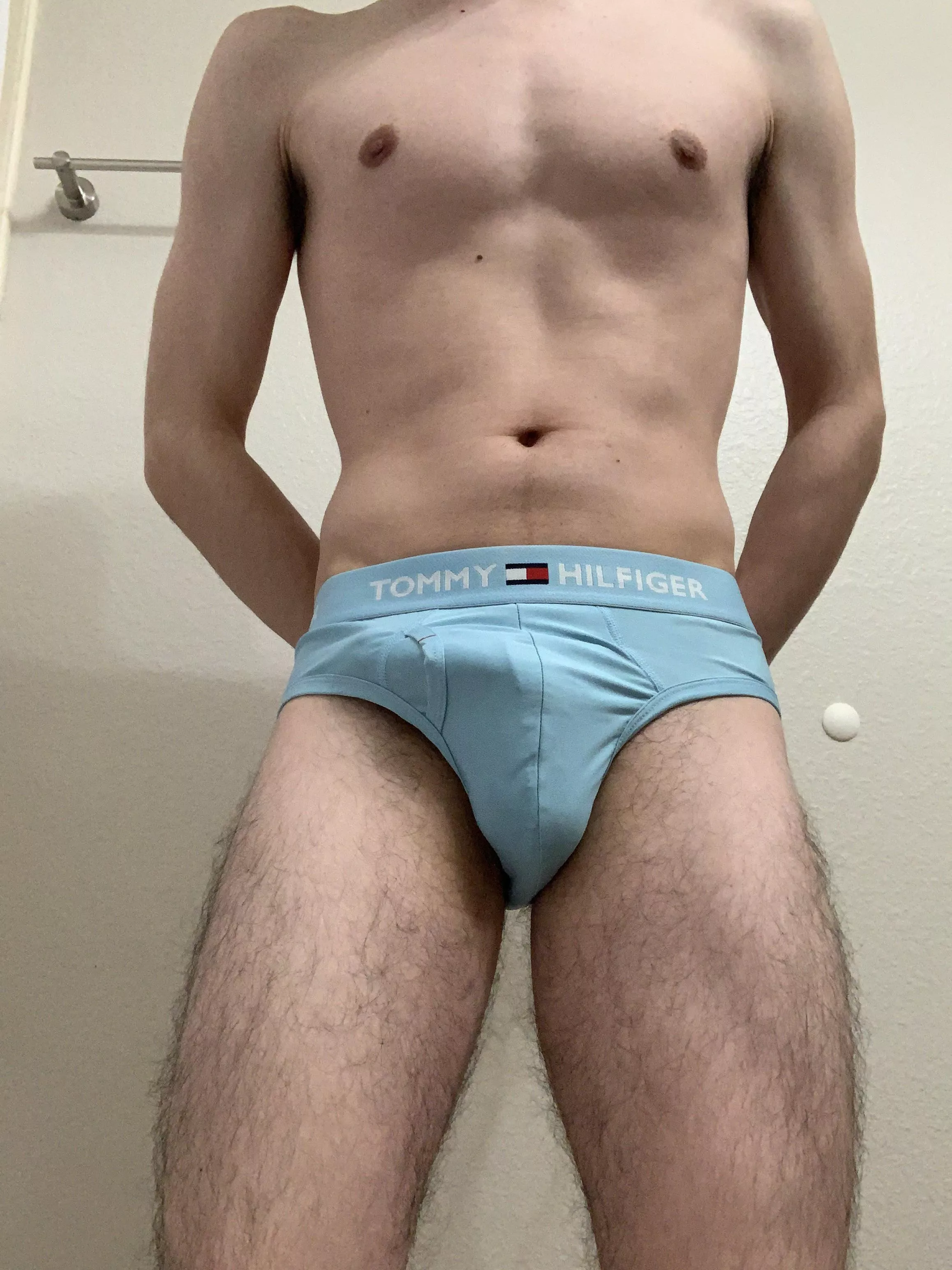 My boyfriend wants some other guys’ opinions on my bulge. Thoughts? posted by bottombriefboy
