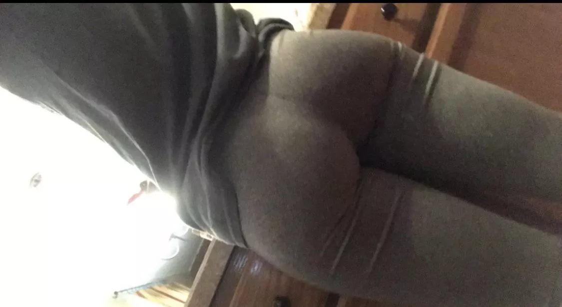 My butt always looks so hungry in grey leggings posted by randapanda423