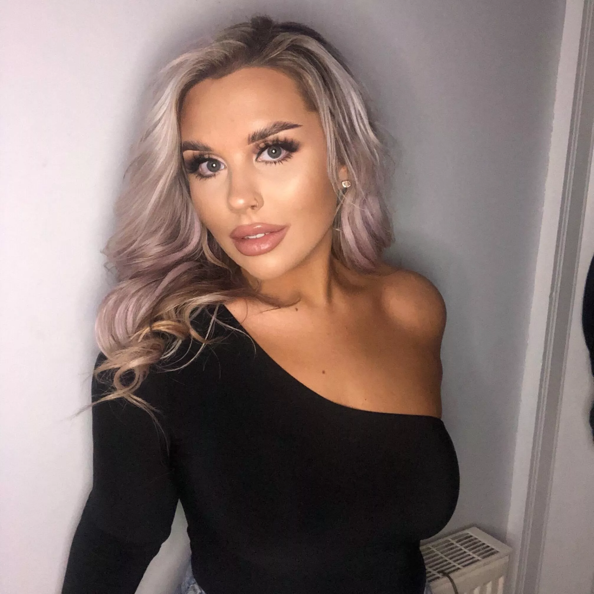 My favourite bimbo posted by Fluorescent-Pink