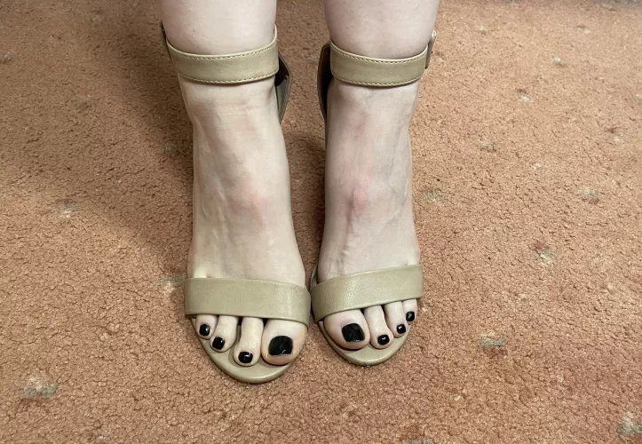 My feet could use a rub 😘 by ava_flower787