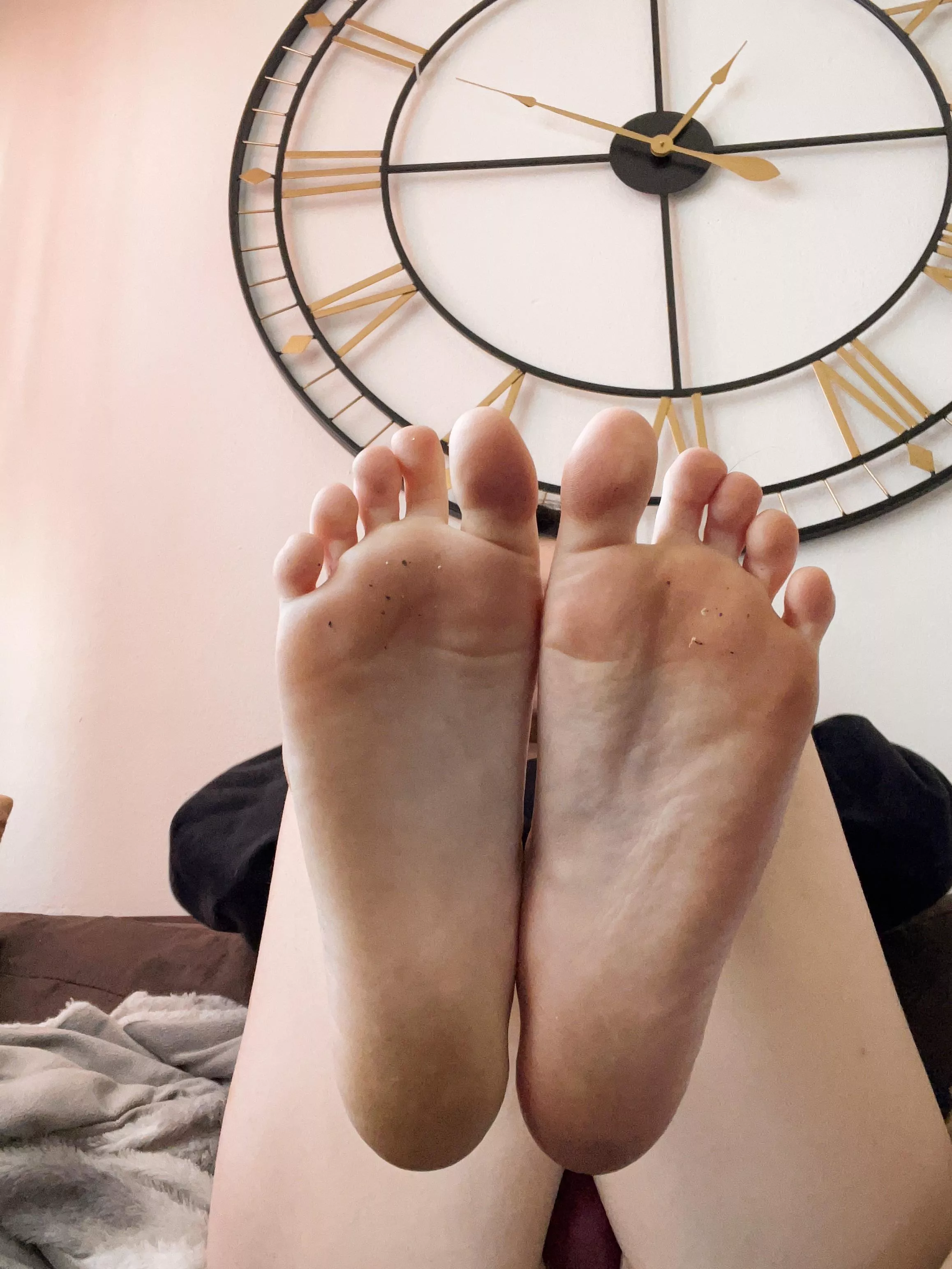 my feet r for u to sniff 😘💦 posted by kmi4