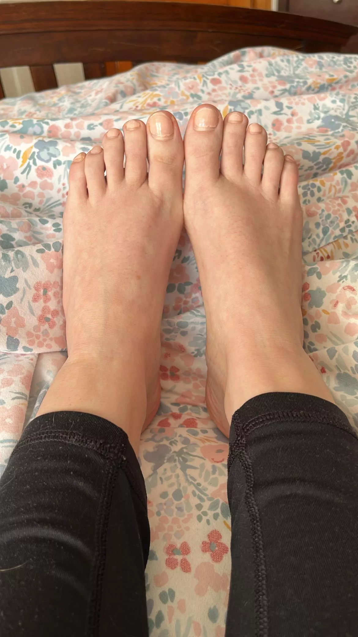 my first foot pic 📸 posted by scoobysnackszz