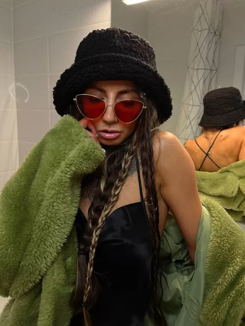 My free Onlyfans in the comments🥵 Hot juicy babe with awesome boobs😝 I'm pantyless right now, wanna see my pussy? 🙈 by fxldy