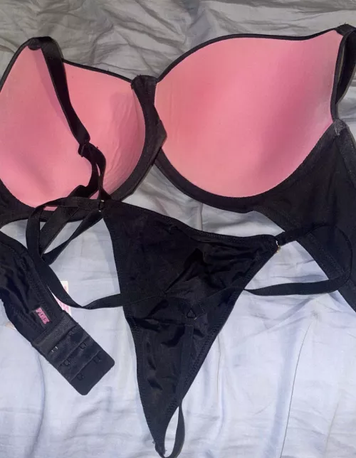 My friends mom G string and bra gets me so horny !!🤤 by Josh_john466