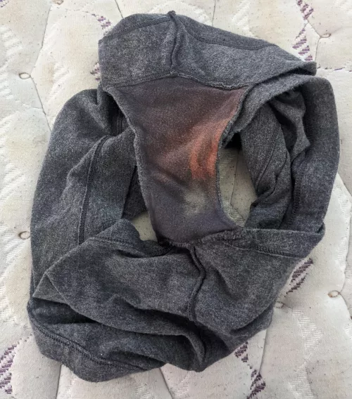 My gf's cousin wore these to the gym yesterday. The smell and taste of her pussy and ass sweat was beyond sexy! by Kyle_Singer