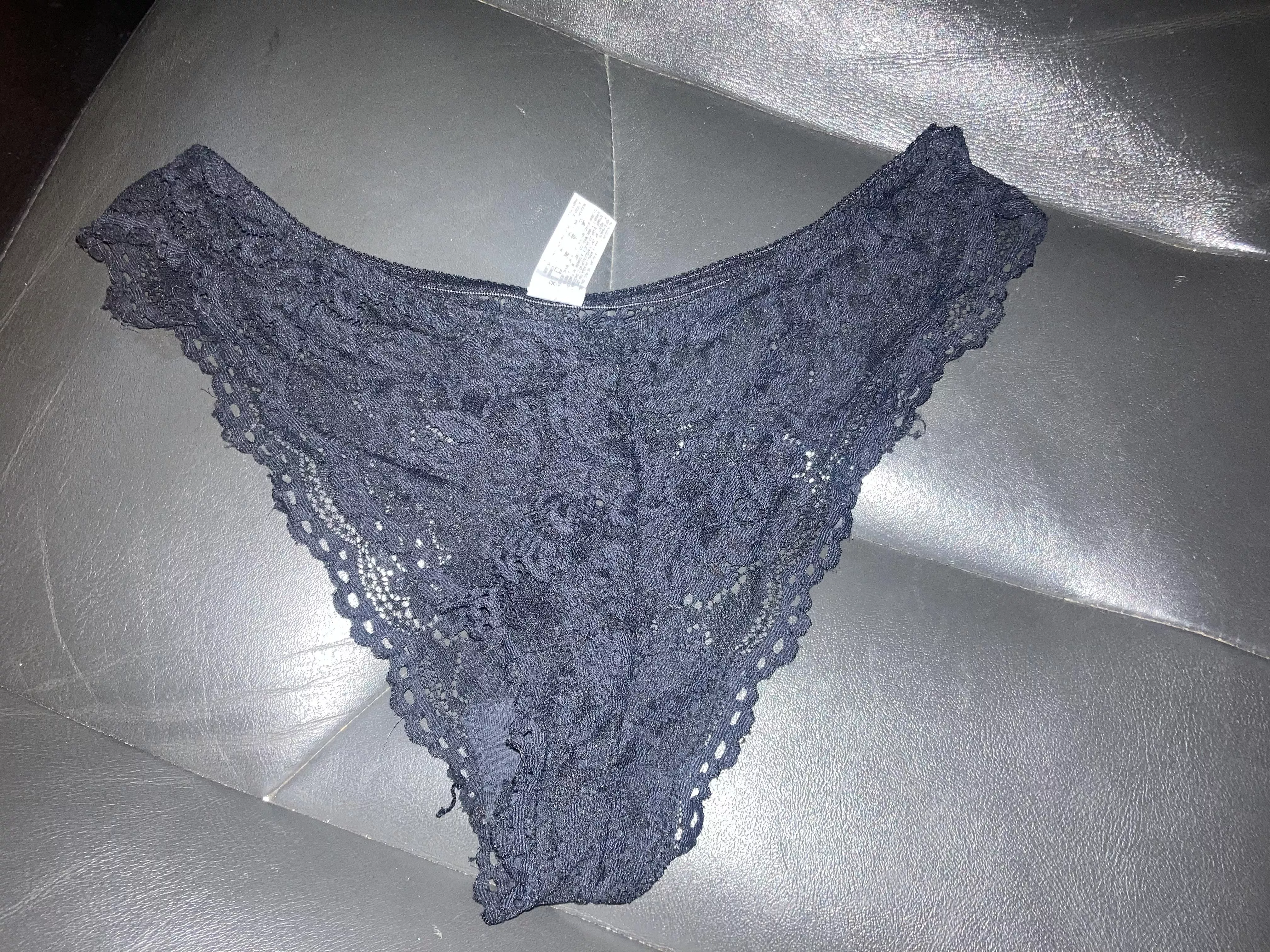 My girls mom’s panties! 🤤 posted by hectormora11