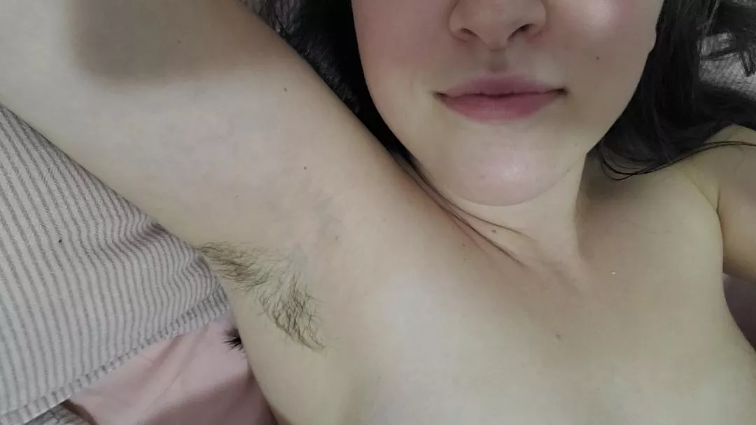 My hairy pit just before a nap 🤭 posted by evyyyyT
