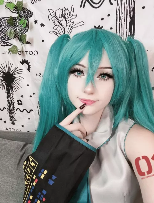 My Hatsune Miku cosplay! by SkyeSummersX
