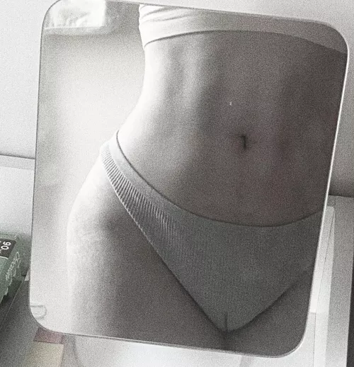 my hip dips & stretch marks dropped by to say hi 👋🏼 by sushiellie